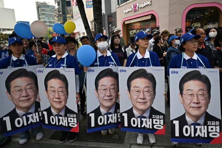 Des partisans du candidat de centre-gauche Lee Jae-myung lors d'un meeting de campagne, le 1er juin 2025 à Séoul, avant la présidentielle du 3 juin en Corée du Sud