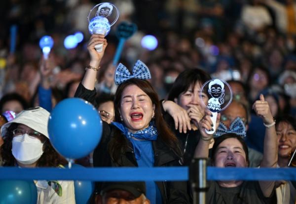 Des partisans du candidat de centre-gauche à la présidentielle sud-coréenne Lee Jae-myung explosent de joie à l'annonce des premiers sondages sortie des urnes, le 3 juin 2025 à Séoul