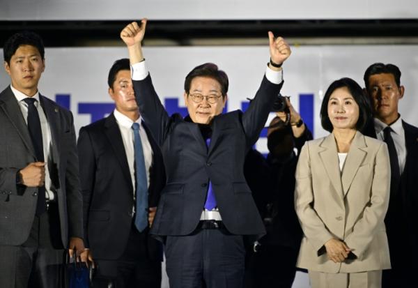Le président-élu sud-coréen Lee Jae-myung salue ses partisans, le 4 juin 2025 à Séoul