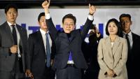 Le président-élu sud-coréen Lee Jae-myung salue ses partisans, le 4 juin 2025 à Séoul
