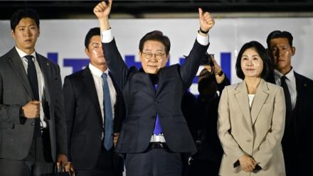 Le président-élu sud-coréen Lee Jae-myung salue ses partisans, le 4 juin 2025 à Séoul