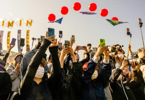 Des fans de BTS accueillent Jungkook et Jimin à Yeoncheon, près de Séoul, après leur libération du service militaire
