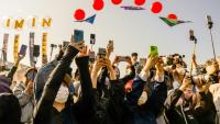 Des fans de BTS accueillent Jungkook et Jimin à Yeoncheon, près de Séoul, après leur libération du service militaire
