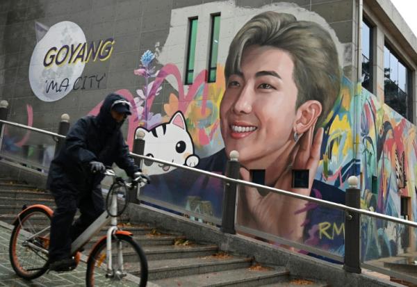 Fresque représentant RM, du groupe BTS, le 11 décembre 2023 à Goyang
