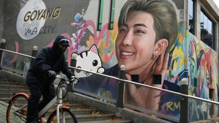 Fresque représentant RM, du groupe BTS, le 11 décembre 2023 à Goyang