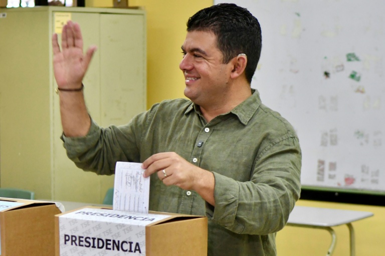 Le candidat à la présidence du Parti de la Libération du Costa Rica, Álvaro Ramos, dépose son bulletin lors de l’élection présidentielle à San Antonio de Escazú, dans la province de San José, le 1er février 2026
