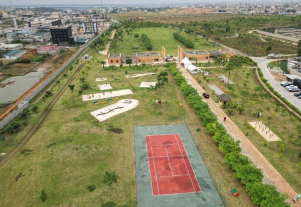 Vue aérienne, le 1er août 2025, de l'ancienne décharge d'Akouédo, à Abidjan, transformée en parc urbain