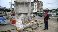 Des passants lisent les gros titres des journaux ivoiriens au bord d'une rue d'Ajamé, un quartier populaire d'Abidjan (Côte d'Ivoire), le 9 juin 2026