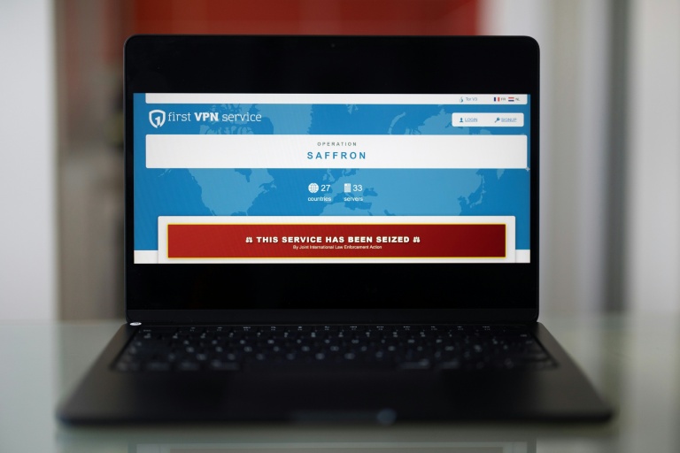 Un écran d'ordinateur portable affiche le site web d'Europol présentant le site web du service First VPN avec le message 