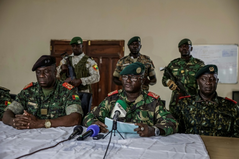 Le général Denis N'Canha (c), chef de la maison militaire de la présidence, lors d'une conférence de presse au siège de l'état-major, le 26 novembre 2025 en Guinée-Bissau