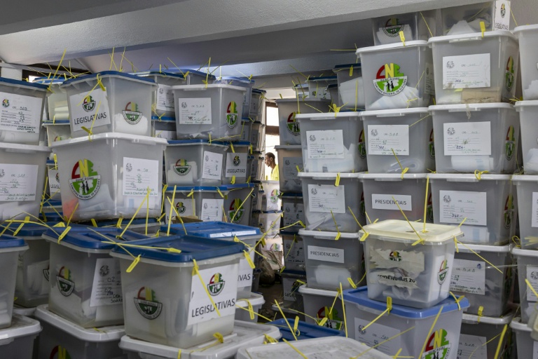 Une salle contenant des urnes remplies de matériel électoral, au siège de la CNE à Bissau, le 24 novembre 2025, au lendemain des élections présidentielles et législatives en Guinée-Bissau