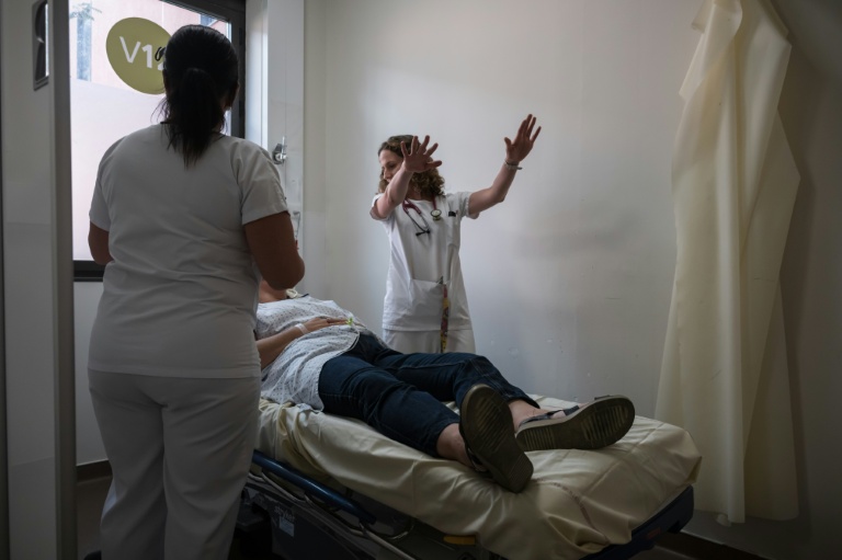 Une patiente souffrant de la canicule est examinée à l'hôpital Purpan de Toulouse le 23 juin 2026