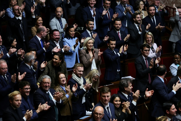 La présidente du groupe Rassemblement national à l'Assemblée nationale, Marine Le Pen, applaudit avec d'autres membres du RN durant l'examen des textes de ce parti le 30 octobre 2025 à Paris