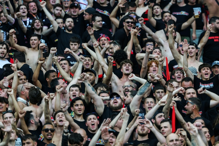 Des supporters rassemblés avant la finale de la Coupe de France opposant le RC Lens à l'OGC Nice au Stade de France, à Saint-Denis, le 22 mai 2026 en Seine-Saint-Denis