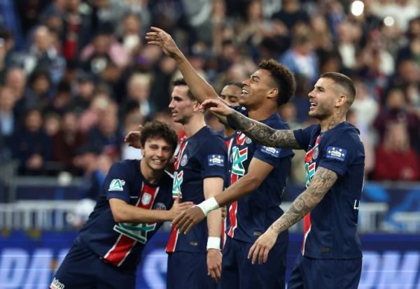 Les joueurs du PSG célèbrent leur victoire en finale de la Coupe de France face à Reims, à Saint-Denis, le 24 mai 2025