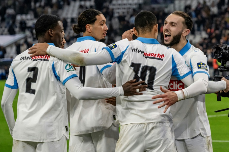 Les joueurs marseillais se congratulent après le but de Mason Greenwood (N.10), face à Rennes en Coupe de France, le 3 février 2026 au Vélodrome