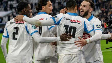 Les joueurs marseillais se congratulent après le but de Mason Greenwood (N.10), face à Rennes en Coupe de France, le 3 février 2026 au Vélodrome
