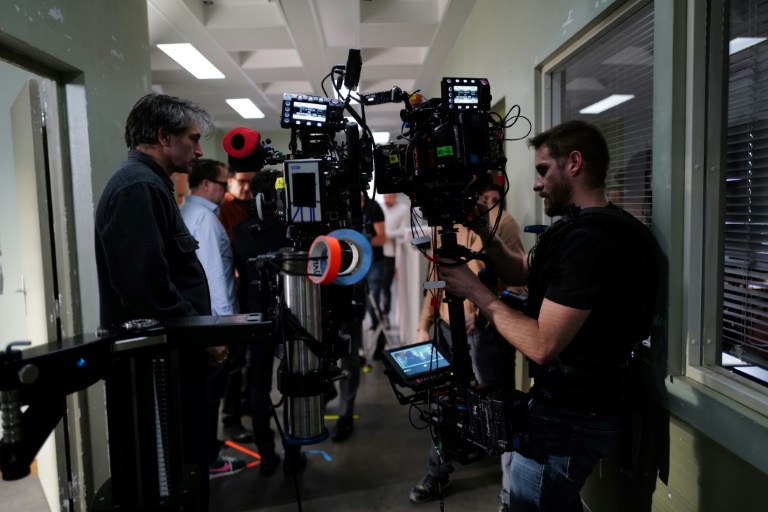 Un technicien caméra travaille sur le plateau de la série télévisée « Un si grand soleil » aux studios V de France Télévisions à Vendargues, près de Montpellier, le 10 février 2025.