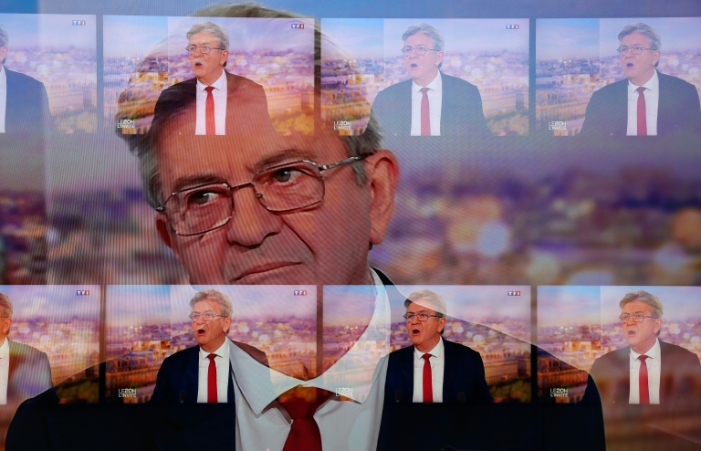 Le leader de LFI Jean-Luc Mélenchon est vu sur un écran alors qu'il annonce sa candidature à la présidentielle sur TF1 le 3 mai 2026