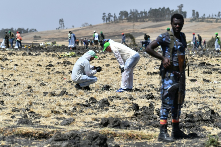 Des experts médico-légaux sur le site du crash de l'avion Boeing 737 MAX exploité par Ethiopian Airlines, dans le village de Hama Quntushele, le 13 mars 2019 en Ethiopie