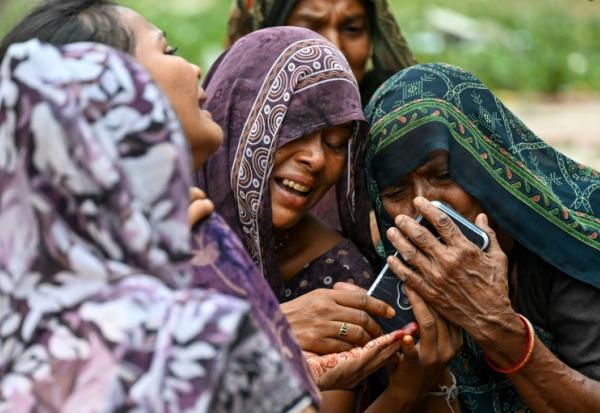 Des proches pleurent la mort d'Akash Patni, 14 ans, à Ahmedabad le 13 juin 2025