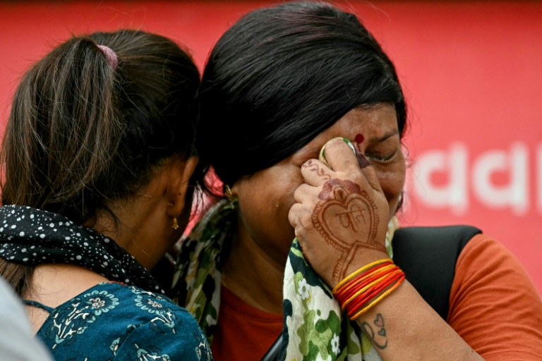 Des femmes pleurent la mort de leurs proches au lendemain du crash du vol Air India 171, à Ahmedabad le 13 juin 2025