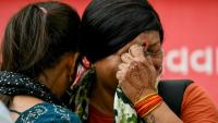 Des femmes pleurent la mort de leurs proches au lendemain du crash du vol Air India 171, à Ahmedabad le 13 juin 2025