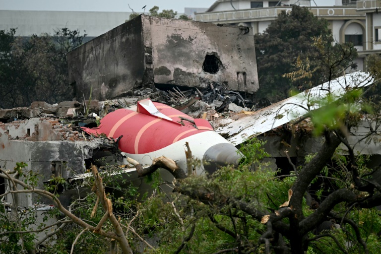 Les débris de l'avion d'Air India qui s'est écrasé sur qartier résidential d'Ahmedabad, en Inden le 13 juin 2025