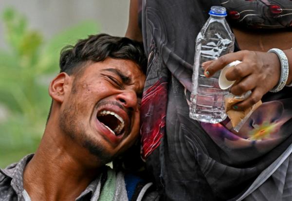 Kalpesh Patni pleure la mort de son frère de 14 ans Akash Patni, à Ahmedabad le 13 juin 2025