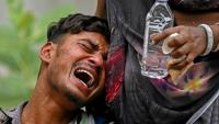 Kalpesh Patni pleure la mort de son frère de 14 ans Akash Patni, à Ahmedabad le 13 juin 2025