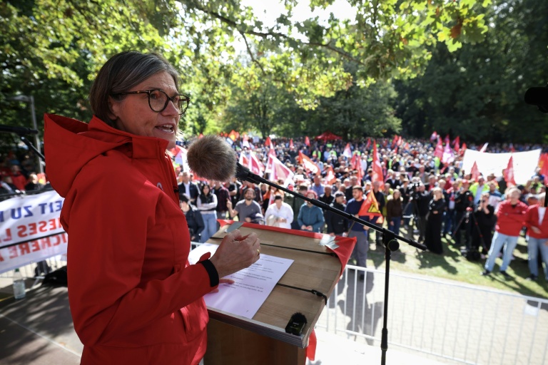 Christiane Benner, présidente de IG Metall, devant les manifestants opposés aux suppresions d'emploi dans le secteur automobile allemand, Hanovre, le 21 septembre 2026