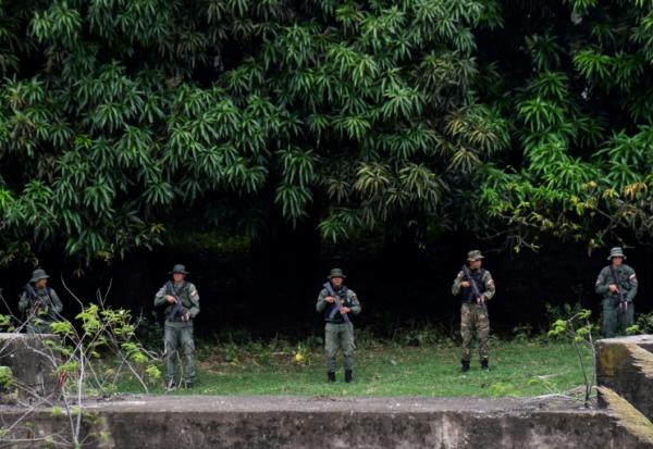 Des militaires vénézuéliens patrouillent aux abords du pont Simon Bolivar sur la frontière entre Colombie et Venezuela le 16 octobre 2025