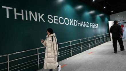 Des passants devant un magasin de seconde main à Shangaï, en Chine, le 10 février 2026