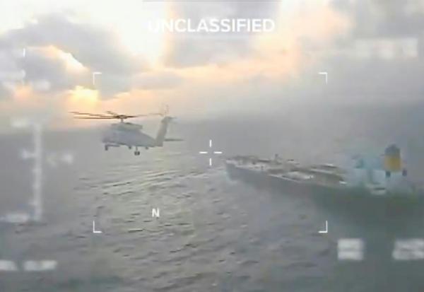 Image tirée d'une vidéo publiée sur le compte X de la secrétaire américaine à la Sécurité intérieure, Kristi Noem, montrant un avion des garde-côtes américains survolant un pétrolier, amarré au Venezuela, avant de l'intercepter le 20 décembre 2025