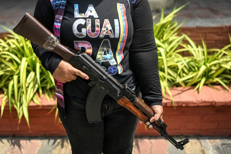 Une membre de la Milice nationale bolivarienne tient un fusil lors d'un entraînement militaire à La Guaira, au Venezuela, le 8 octobre 2025