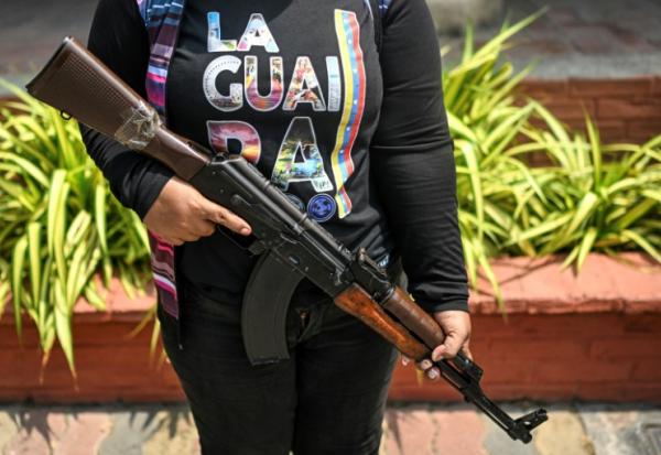 Une membre de la Milice nationale bolivarienne tient un fusil lors d'un entraînement militaire à La Guaira, au Venezuela, le 8 octobre 2025