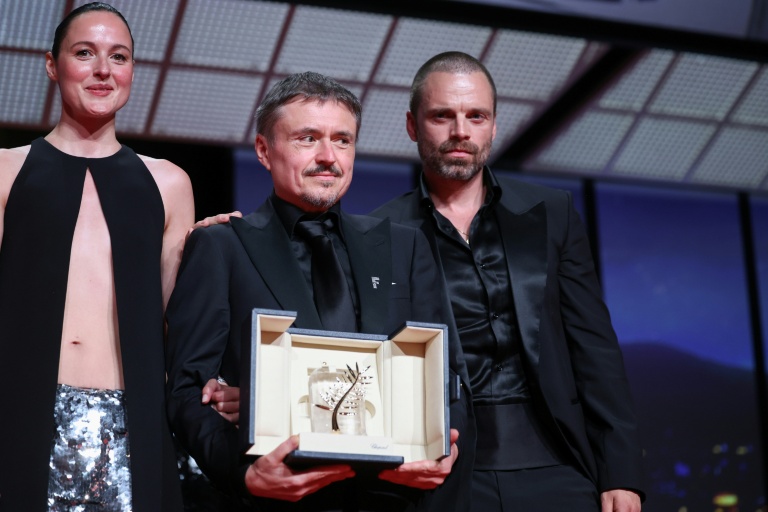 (de G à D) L'actrice norvégienne Renate Reinsve, le réalisateur roumain Cristian Mungiu et l'acteur roumano-américain Sebastian Stan  
lors de la cérémonie de clôture de la 79e édition du Festival de Cannes, le 23 mai 2026