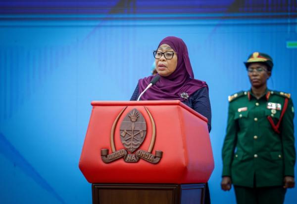 La présidente de la Tanzanie, Samia Suluhu Hassan, prononce un discours à Dar es Salaam, en Tanzanie, le 23 avril 2026