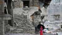 Une femme marche au milieu des ruines laissées par des crues soudaines dans le district de Nuwakot, au Népal, le 1er septembre 2026