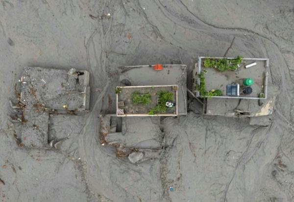 Vue aérienne de maisons recouvertes de boue après la crue destructrice qui a fait plus de 600 morts à la frontière entre le Népal et la Chine, le 29 août 2026 à Devighat, dans le district népalais de Nuwakot