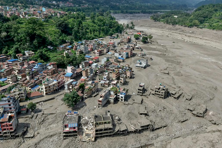 Des habitations ensevelies sous la boue après des inondations soudaines survenues à Trishuli Bazar, dans le district de Nuwakot au Népal, le 26 août 2026