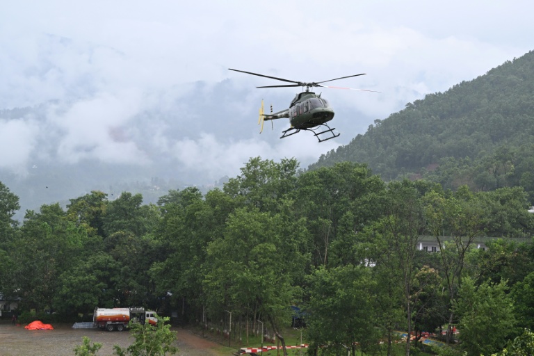 Un hélcoptère lors des opérations de sauvetage après la crue destructrice qui a fait plus de 600 morts à la frontière entre le Népal et la Chine, le 29 août 2026 à Trishuli, dans le district népalais de Nuwakot  