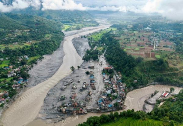 Des maisons submergées par la boue à la suite d'inondations soudaines à Devighat, dans la commune de Bidur, au confluent des rivières Trishuli et Tadi, dans le district de Nuwakot au Népal, le 27 août 2026
