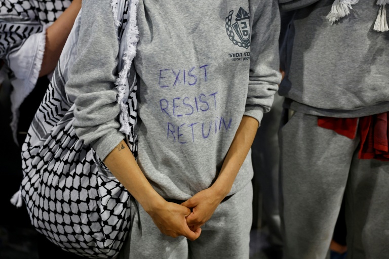 Un militant français, interpellé puis expulsé par Israël à la suite de l'interception de la flottille à destination de Gaza, portant un sweat-shirt sur lequel est inscrit 