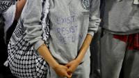 Un militant français, interpellé puis expulsé par Israël à la suite de l'interception de la flottille à destination de Gaza, portant un sweat-shirt sur lequel est inscrit "Exister, résister, revenir", à son arrivée à l'aéroport de Roissy-Charles-de-Gaulle, près de Paris, le 22 mai 2026