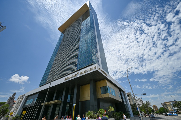 Des passants devant l'hôtel Iberostar Selection à La Havane, le 2 juin 2026
