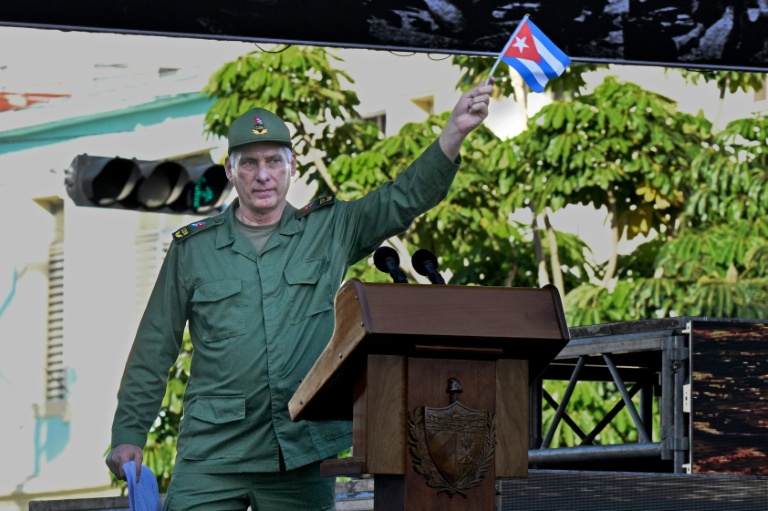 Le président cubain Miguel Diaz-Canel agite un drapeau national lors de célébrations, à La Havane, le 16 avril 2026