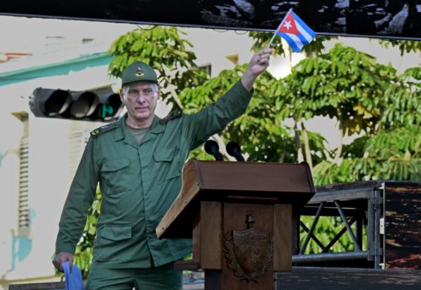 Le président cubain Miguel Diaz-Canel agite un drapeau national lors de célébrations, à La Havane, le 16 avril 2026