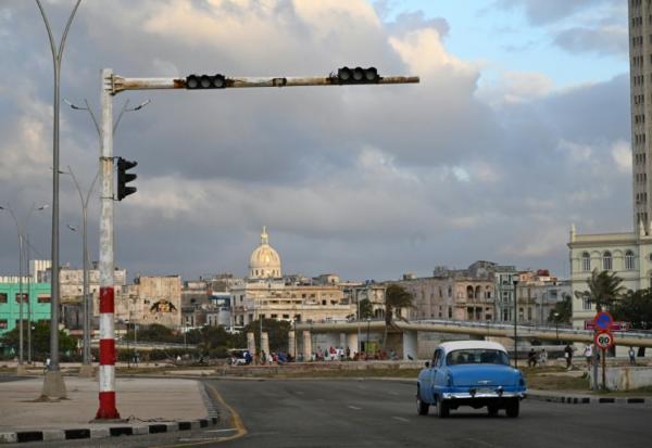 Dans une rue de La Havane privée d'électricité, le 21 mars 2026