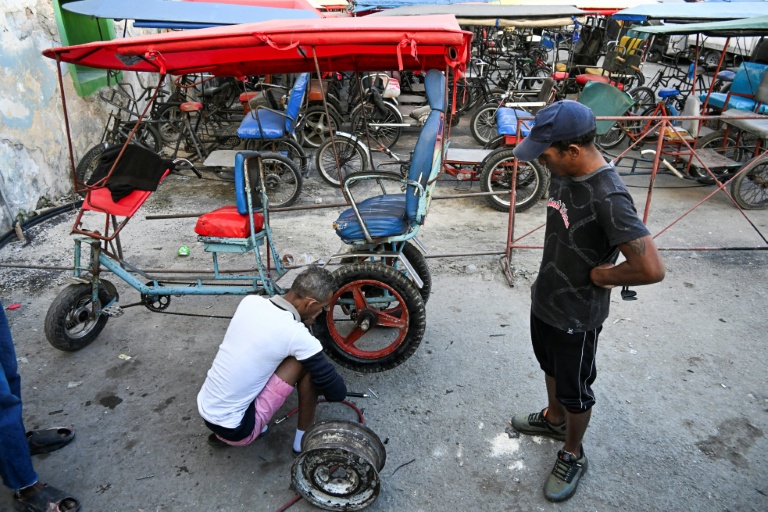 Un mécanicien répare le pneu d'un taxi-bicyclette à La Havane, Cuba, le 13 février 2026